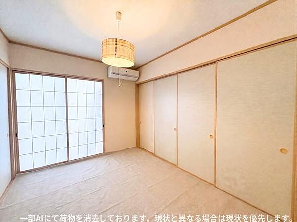 落ち着いた雰囲気の和室です。明るい障子窓がやさしい光を取り込み快適な空間を演出します。照明のデザインが室内によく調和しています。