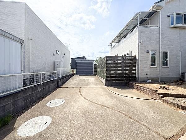 広々とした駐車です。建物周囲もゆとりある設計となっています。家屋の外構と調和したデザインとなっています。