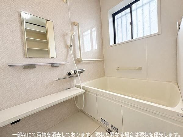 窓付きで明るさを確保したバスルームです。手すりが付いており入浴時のサポートに配慮されています。