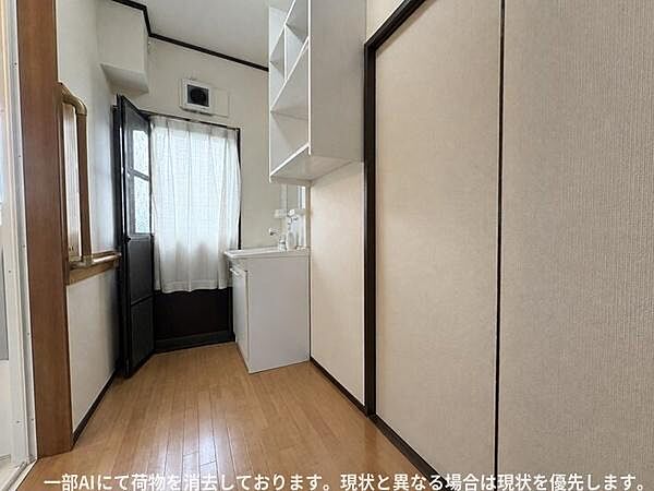 収納棚が確保されており、日々の使い勝手にも配慮されています。明るい木目調の床が空間を広く見せています。