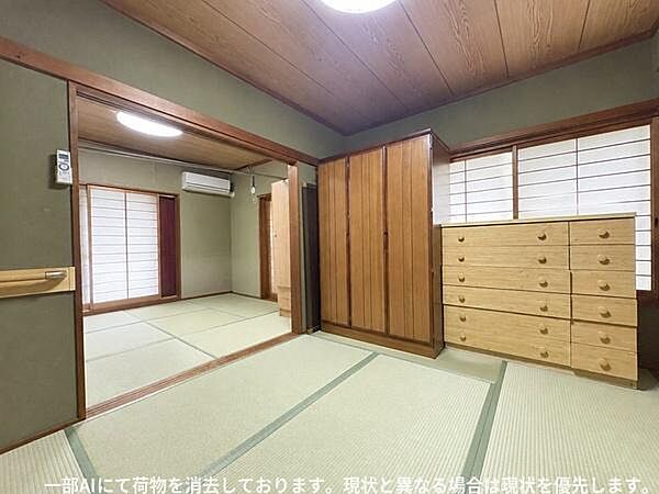 和室ならではの落ち着いた雰囲気が漂います。押し入れや収納スペースも充実しており整理整頓がしやすい造りです。障子から柔らかな光が入り明るさを感じられます。