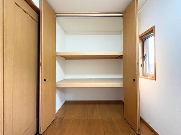 奥行きのある収納スペースで使い勝手が良いです。棚も備わっているのでさまざまな用途に対応できます。扉を閉めるとすっきりとした印象を与え隣に窓があるため明るさも確保されています。