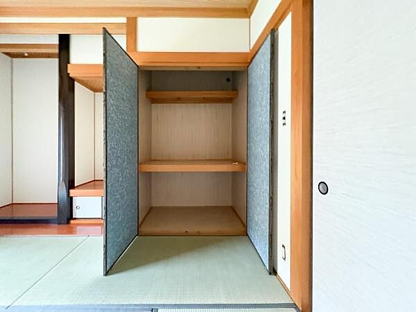和室ならではの押入れ収納が備わっています。奥行きがありたっぷりとした収納スペースが特徴です。棚板もあり使い勝手に配慮されています。扉を閉めればすっきりとした印象になります。