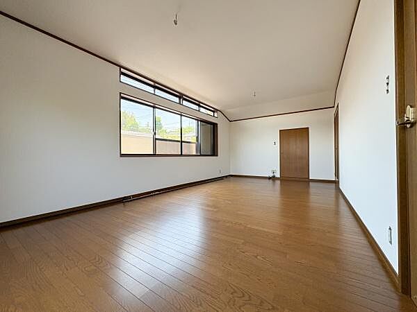 広々とした洋室は大きな窓から自然光が差し込み室内がとても明るい印象です。