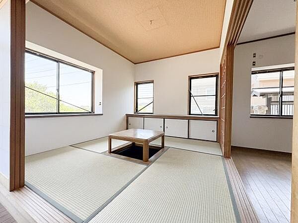 リビングに隣接した小上がりの和室は、空間に奥行きと上質感をプラス。腰掛けやすい段差は、ちょっとした休憩スペースやお子さまのお昼寝、来客時のおもてなしにも便利です。