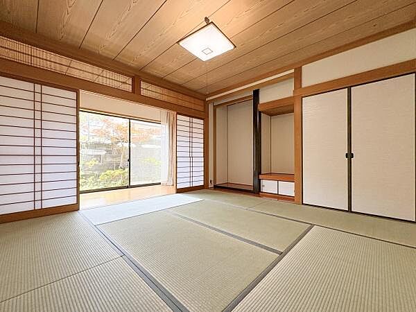 広い開口部からは自然光が差し込み部屋全体が明るい印象です。畳の質感が足元にやさしく使い勝手の良さが感じられます。