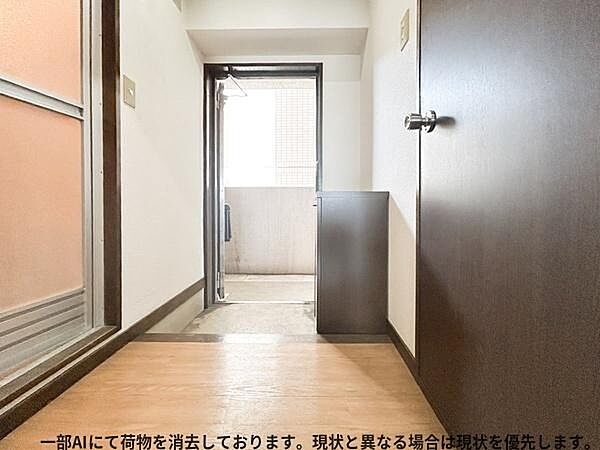 明るい玄関スペースが印象的です。シンプルなデザインでお手入れも簡単です。シューズボックスがあり収納も便利です。
