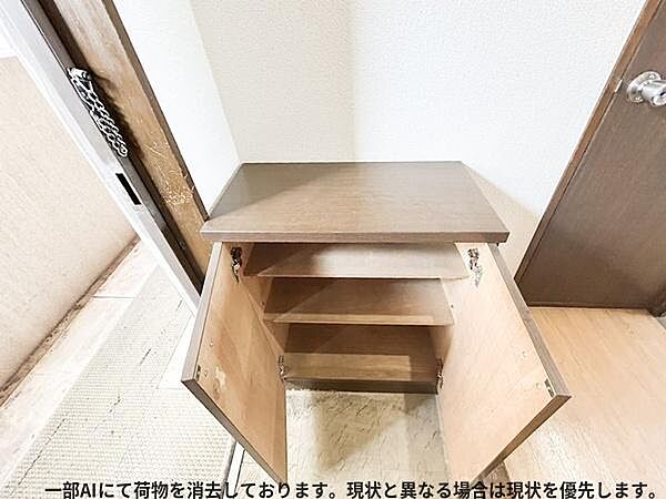 玄関に設置された収納で小物やシューズなどを整理するのに便利です。扉付きで収納物をすっきりと隠すことができ、室内の印象も整います。