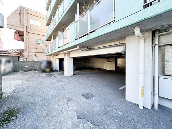 敷地内に駐車場があり車の出し入れがしやすい造りです。建物に隣接していて移動も便利です。