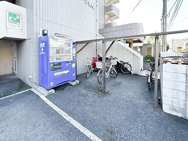 敷地内には自動販売機が設置されており、手軽に利用できます。駐輪スペースも備えられているため自転車をお持ちの方にも便利です。