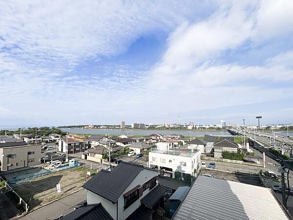 空が広く感じられる現地からの眺望です。遠くまで見渡せる開放感が特徴です。周囲に高い建物が少なく視線が抜けやすい環境です。