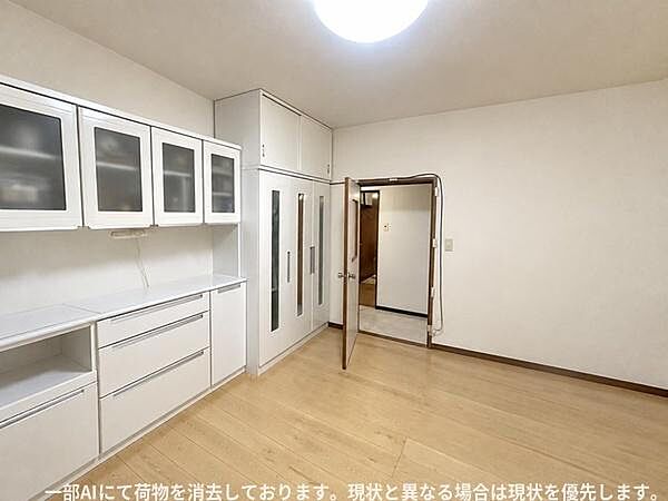 広々約8.7帖の洋室です。白を基調としたデザインで明るい印象です。広々とした空間で作業もしやすいレイアウトです。