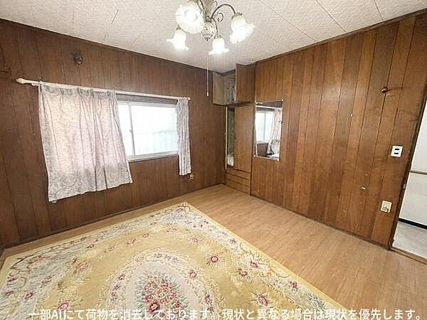木目調の壁が落ち着いた雰囲気を演出しています。広めの窓から自然光が差し込み室内が明るく感じられます。天井照明も存在感があり室内全体をしっかり照らしてくれます。