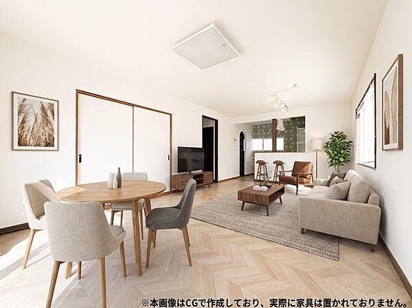 明るい陽射しが差し込むリビングはホワイトを基調とした内装が特徴です。大きめの窓が開放感を演出し木目の床が空間を引き締めます。
