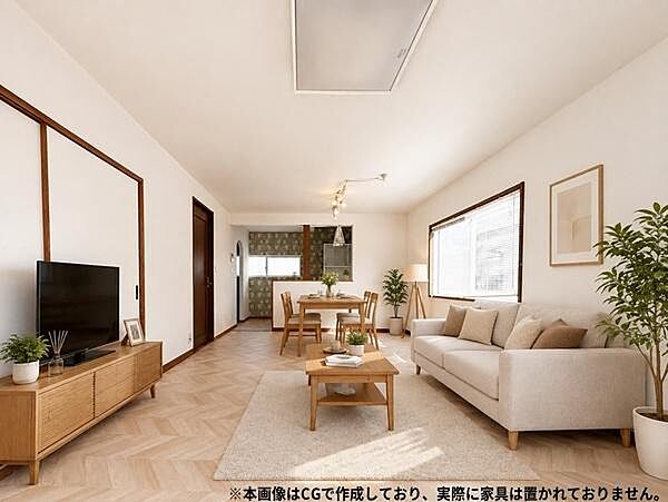 リビングは大きな窓があり明るい雰囲気を演出しています。シンプルな内装が印象的で無駄のないデザインが魅力です。床材のデザインがアクセントとなり空間をすっきりとまとめています。