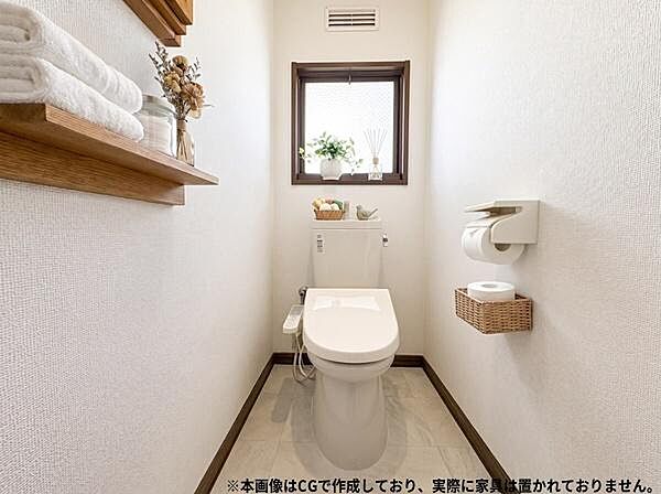 窓が設置されているため換気がしやすいトイレ。白を基調とした内装で明るい印象が広がります。