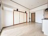 リビング/ダイニング：シンプルで落ち着いた雰囲気のダイニングキッチンです。大きな窓があり採光も良好です。隣の和室とは引き戸で区切る事ができ使い方に幅が広がります。