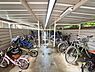 その他：屋根付きの自転車置き場が設置されており雨の日でも自転車が濡れにくい環境です。広々とした通路が確保されておりスムーズに自転車を出し入れできます。