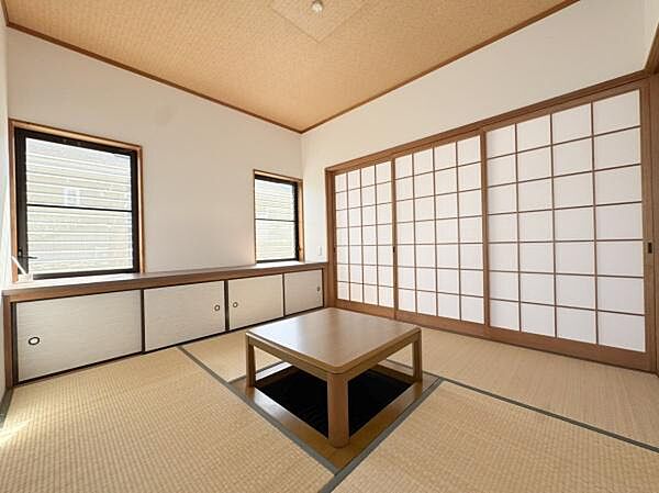 障子と畳の組み合わせが落ち着いた雰囲気を演出しています。壁面の収納は和室内をすっきりと使う手助けになります。引き戸を開放するとリビングとのつながりも楽しめます。