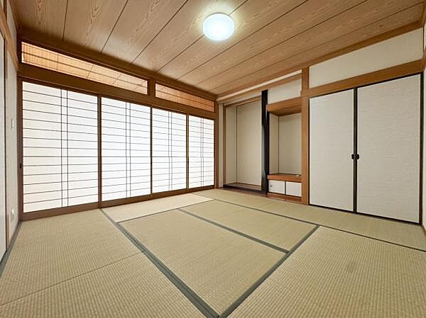 広々とした和室は障子から差し込むやわらかな光が印象的です。畳の香りが感じられる空間で落ち着きのある雰囲気が広がります。