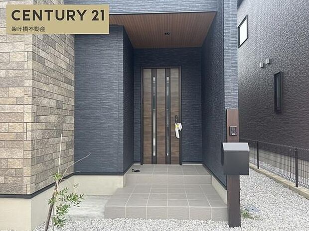 【玄関】屋根付きで雨の日にも安心です◎