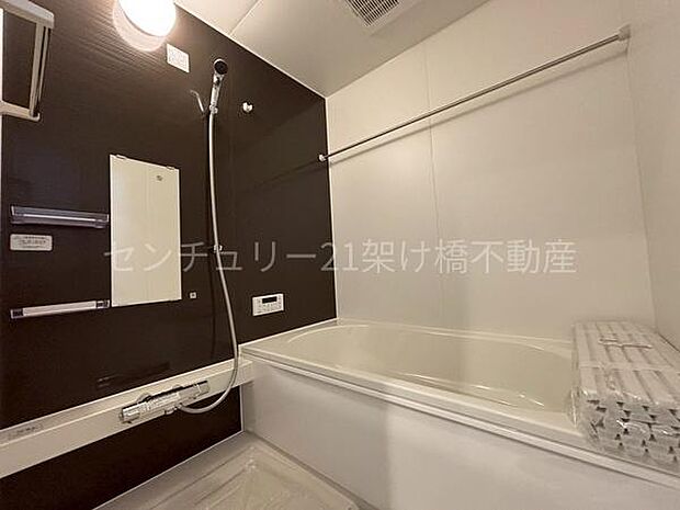 【浴室】浴室乾燥暖房機付きです。雨の日の洗濯物の乾燥やヒートショック対策としてもお使い頂けます。