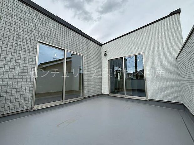 【バルコニー】奥行きたっぷりのバルコニー♪