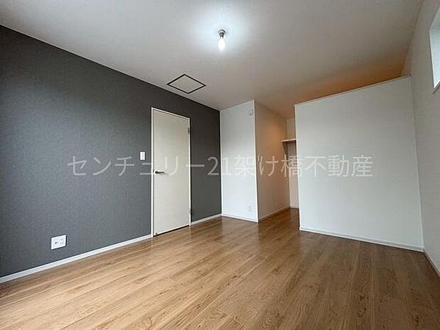 【洋室 7帖】広々としたウォークインクローゼット付きの洋室は主寝室にぴったり◎