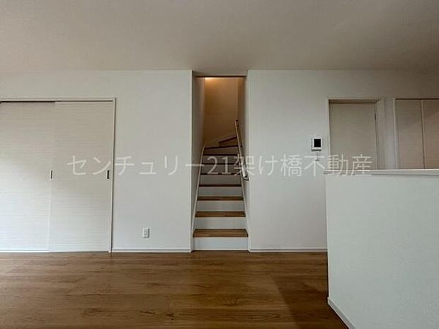 手すり付きの階段は小さなお子様やお年寄りのいるご家庭にも安心です♪