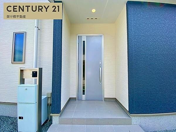 【玄関】屋根付きで雨の日にも安心です◎
