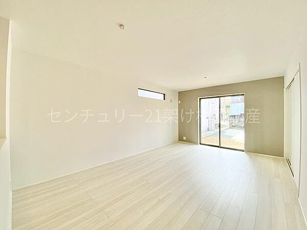 【ＬＤＫ 17帖】お料理をしながらリビングを見渡せる人気の縦型LDK。広々明るいリビングです♪
