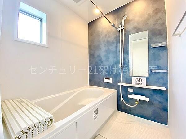 【浴室】浴室乾燥暖房機付きです。雨の日の洗濯物の乾燥やヒートショック対策としてもお使い頂けます。