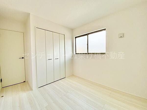 【2階北側　洋室5帖】採光面が大きく明るい洋室です！
