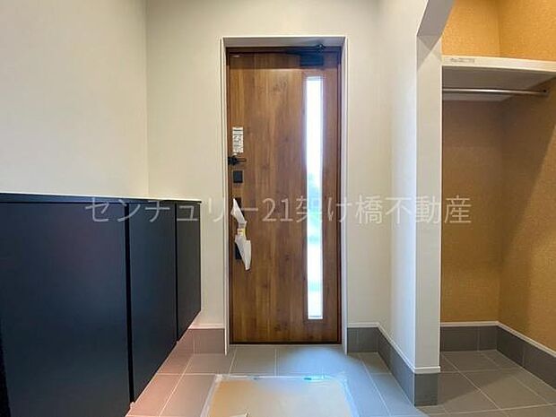 【玄関】採光面があり、明るい玄関です。