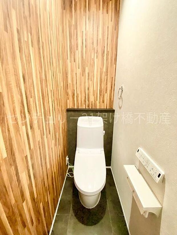 【1階 トイレ】温水洗浄便座で快適にお使いいただけます。