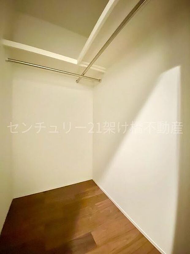 【1階 ファミリークローゼット】季節物の収納も安心です◎