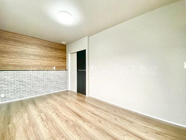 【2階 洋室 7.5帖】アクセントクロスがお洒落な広々としたこちらのお部屋は主寝室におすすめ!
