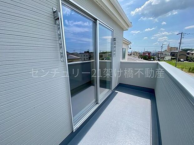 【バルコニー】南東向きで日差しをたっぷり取り込むバルコニーです♪
