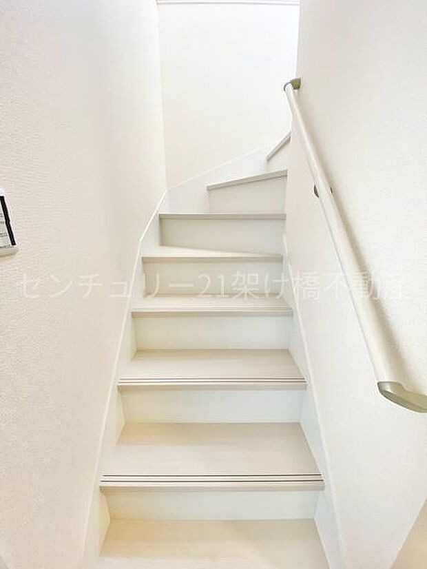 手すり付きの階段は小さなお子様やお年寄りのいるご家庭にも安心です