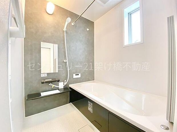 浴室浴室乾燥暖房機付きです。雨の日の洗濯物の乾燥やヒートショック対策としてもお使い頂けます。