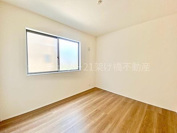 東側洋室 5.25帖】同じ大きさのお部屋を2部屋ご用意しております。子供部屋にもおすすめ♪