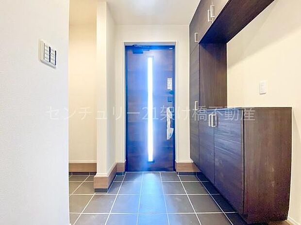 玄関採光面があり、明るい玄関ですシューズボックス、土間収納など収納豊富!