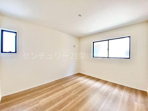 北側洋室 7帖2面採光で明るく広々としたこちらの洋室は主寝室におすすめ