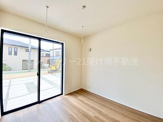 南側 洋室 4.5帖吊り下げ物干しあり◎LDKと隣接する洋室は子供部屋にもおすすめです