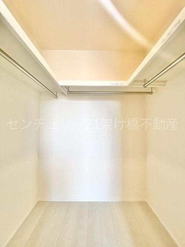 【2階6.13帖　洋室】ウォークインクローゼット季節物の収納も安心です◎