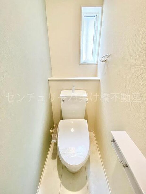 【トイレ】トイレ2か所あり衛生的な洗浄便座で快適にお使いいただけます。