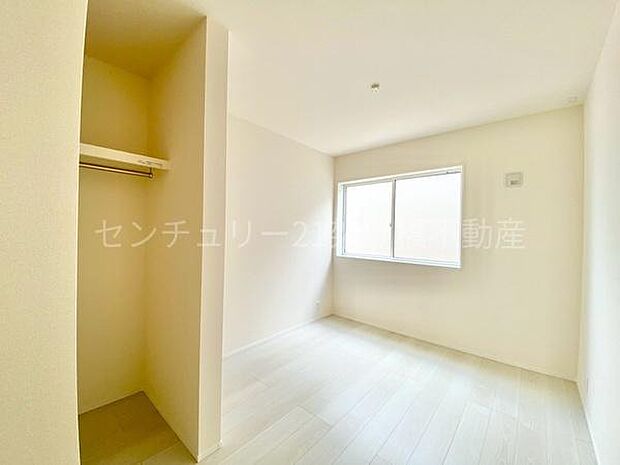 【南西側洋室 5.16帖】大きな採光面で明るい洋室。ウォークインクローゼット付きです。