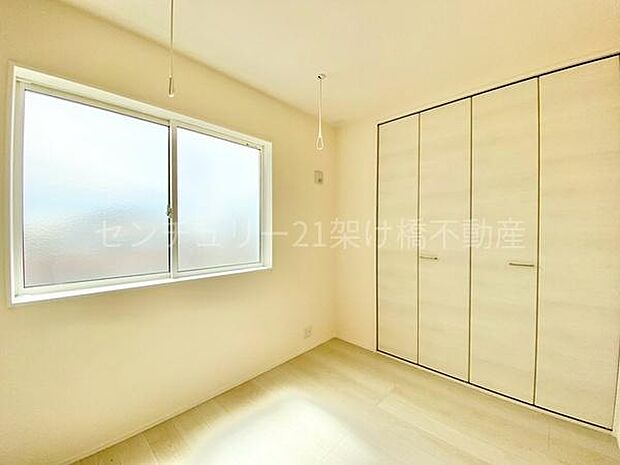 【南側洋室 3.75帖】大きな採光面で明るい洋室。吊り下げ物干し付きなので室内干しスペースにオススメ◎クローゼット付きです。