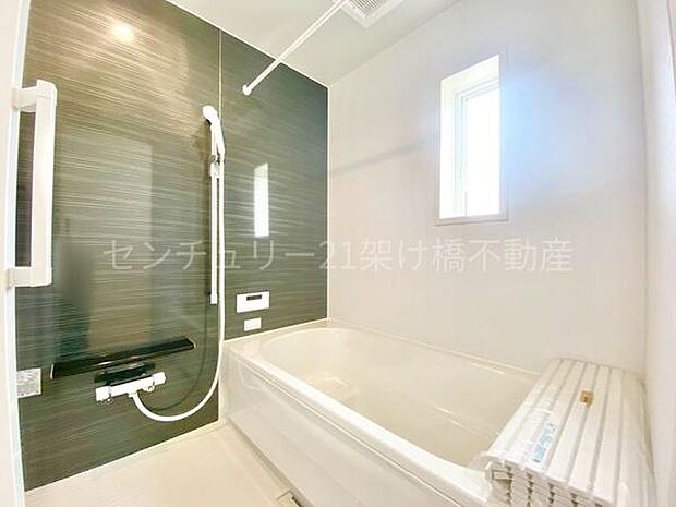 【浴室】浴室乾燥暖房機付きです。雨の日の洗濯物の乾燥やヒートショック対策としてもお使い頂けます。