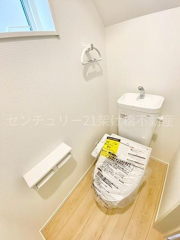 【1階 トイレ】温水洗浄便座で快適にお使いいただけます。